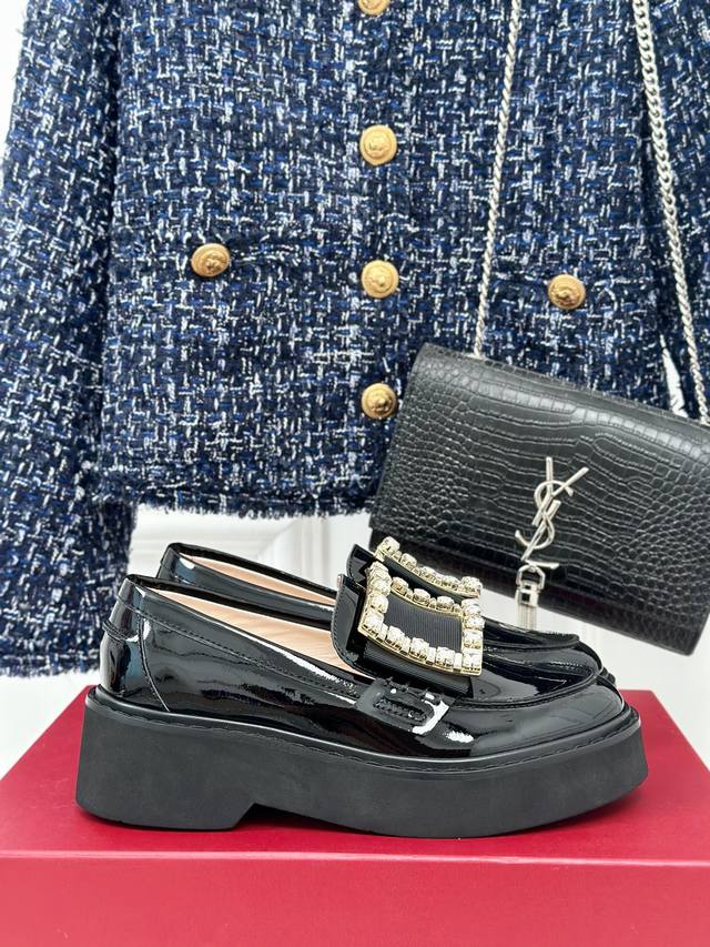 厂价 Roger Vivier｜Rv经典秋冬水钻方扣厚底乐福鞋 无钻的低调耐看 带钻版真的是两个字！惊！艳！闪瞎我的眼～特别是穿衣偏爱简单款的妹子们，配一双闪闪