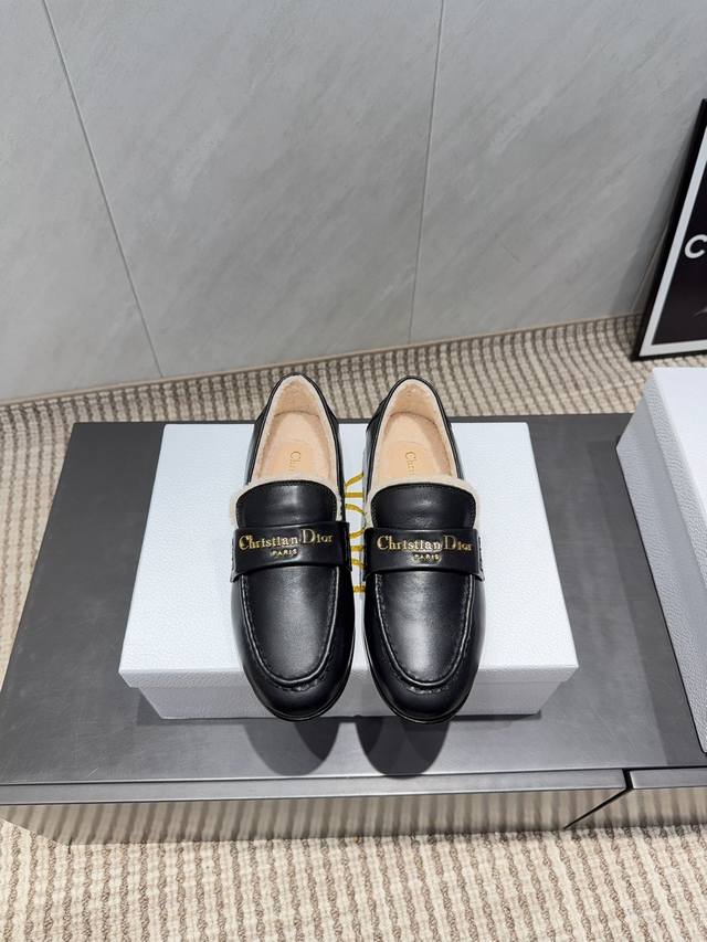 出厂: 独家顶级版本 Dior迪奥~25Vs秋冬爆款乐福鞋系列 圆头毛里乐福鞋 一款不会撞衫的鞋子、简约的隔板设计上斑点的大底、鞋面真丝卷毛、秋冬季必备款、无论