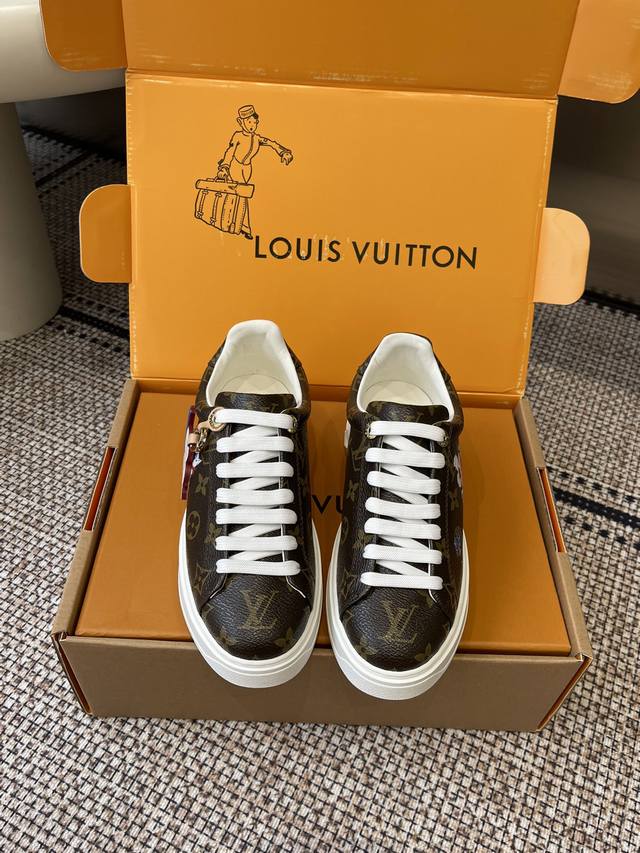 Louis Vuitton 路易威登 休闲板鞋 小白鞋 超多网红时尚博主种草 简约的鞋型格板设计 品牌Logo压花 老花拼接 鞋舌的 Lv Circle 橡胶贴