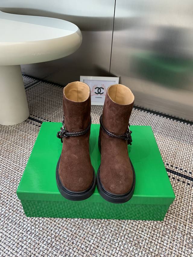 Bottega Veneta Bv秋冬新款 一脚蹬时尚 骑士靴 太酷了 一眼就爱上 这双绳结靴必须锁死 经典绳结编织缠绕靴身 搭配标志性三角金属扣 黑银碰撞自带