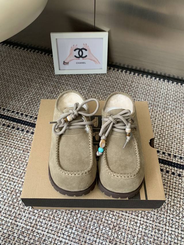 Ugg 25Ss秋冬新款土豆羊毛拖鞋 复古的亚克力扣饰 巨显可爱和时髦 拉长腿一绝 5公分的内增高，舒适的橡胶大底 出奇的暖和 真的是让我无法自拔 真太可爱了～