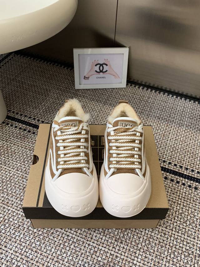 Ugg 羊毛里休闲鞋 百搭 运动风 牛皮面料 镶边车线工艺 内增高厚底鞋 更显身材 原生羊毛内里 冬天暖暖的过 当下最流行的宽头版型 耐磨防滑橡胶鞋底 适合任何