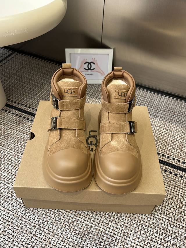 Ugg 雪地靴 大头机车靴 秋冬女性必备保暖神器 源自澳洲 百搭2025新款 隆丰A级羊毛 顶级品质 反毛牛皮面料 与羊毛的绝美匹配 高弹发泡鞋底、舒适、彰显不