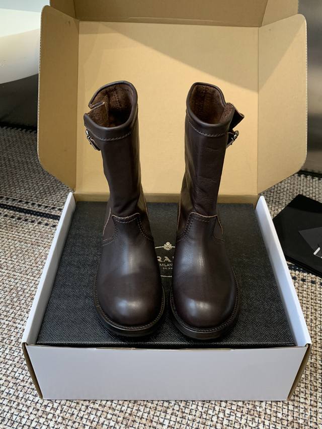 东莞版代购级别 prada普拉达 26早春 全新走秀王炸长靴靴 全新一季做旧系列堆堆感上脚尤为惊艳到你的一款 相比Miu更为实用场景更优秀 闭眼入都是不会后悔Z