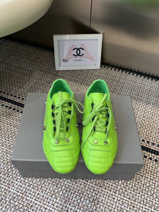 代购级 Balenciaga 巴黎世家 新款 德训鞋休闲鞋 原版购入开发 做货 巴黎家最新隐藏款 柔软小牛皮配搭和经典双Logo满满的复古感 今年女孩必入的一款