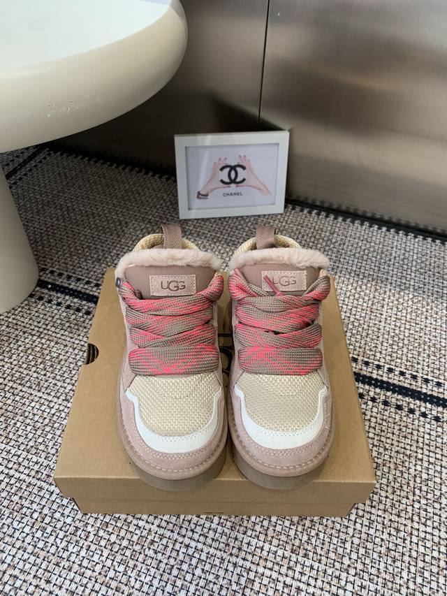 Ugg 25Ss秋冬新款 厚底休闲鞋 情侣款 作为的领军品牌 这双新款同样延续了其一贯的舒适理念 穿在脚上轻盈自在 仿佛踩在了云朵上一般 鞋底采用Eva材质 防