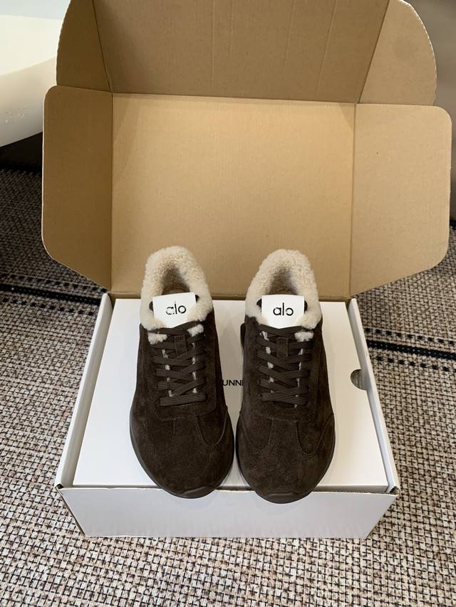 女款 Alo 秋冬新款 厚底休闲 运动跑步瑜伽鞋 今年超火的品牌 好多明星网红种草 上脚超级百搭 而且超级舒适 是厚底款但是上脚一点都不沉非常轻便 套上袜套搭配