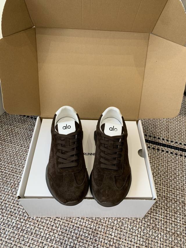 Alo 秋冬新款 厚底休闲 运动跑步瑜伽鞋 今年超火的品牌 好多明星网红种草 上脚超级百搭 而且超级舒适 是厚底款但是上脚一点都不沉非常轻便 套上袜套搭配更好看