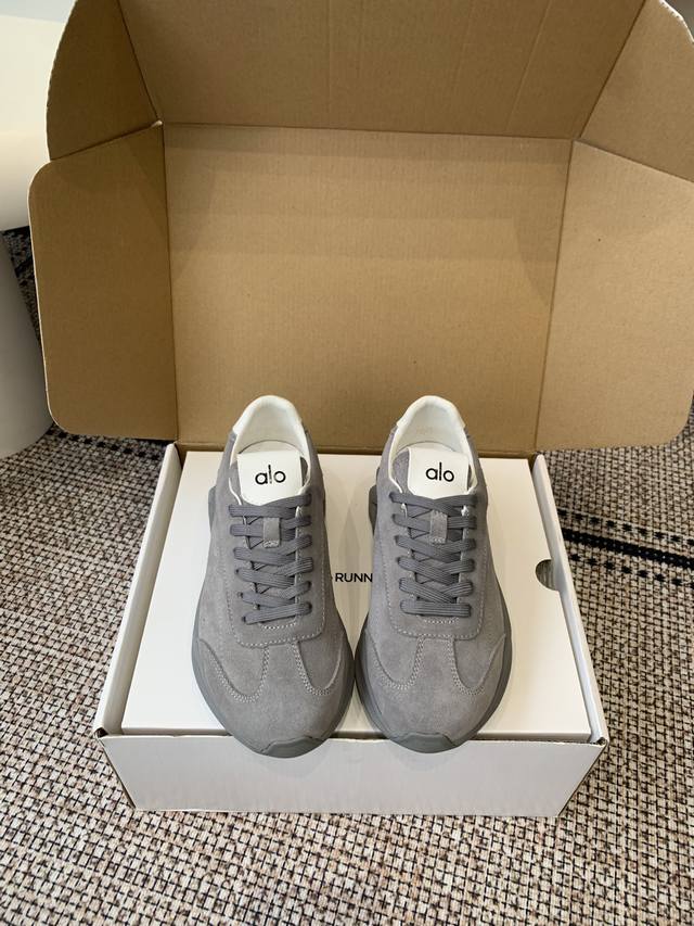 Alo 秋冬新款 厚底休闲 运动跑步瑜伽鞋 情侣款 今年超火的品牌 好多明星网红种草 上脚超级百搭 而且超级舒适 是厚底款但是上脚一点都不沉非常轻便 套上袜套搭