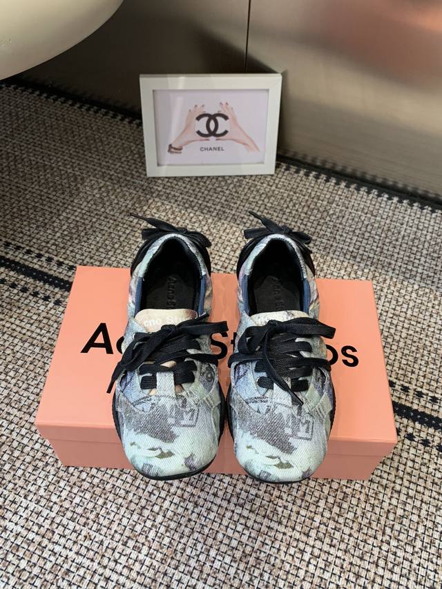 Acne Studios 新款芭蕾舞运动鞋 Acne Studios将运动鞋与当下热门的芭蕾舞鞋元素结合首次推出芭蕾舞运动鞋 整双鞋也参考了芭蕾舞女演员真实穿的