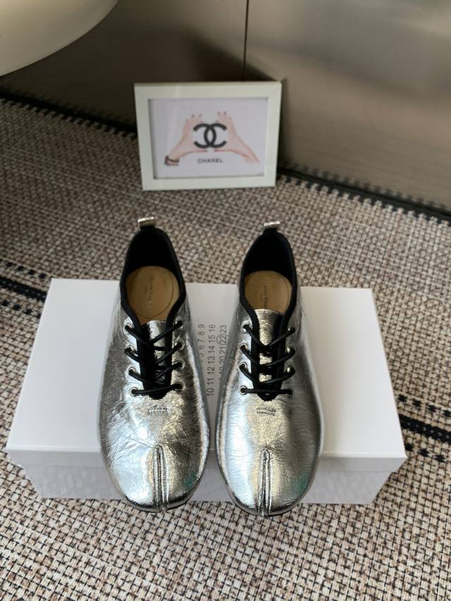 Maison Margiela Mm6马吉拉 26春夏新款 复古玛丽珍分趾单鞋 芭蕾舞鞋 Mm6作为这两年最受欢迎的鬼才设计师品牌 设计简单 奢华的质感让你爱不