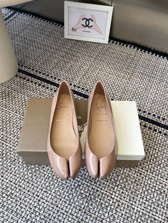 Cl X Maison Margiela 25Ss分趾平底单鞋 Maison Margiela 与 Christian Louboutin 推出首个联名鞋履系列