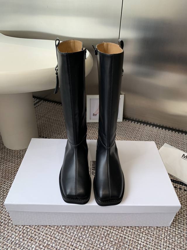 牛皮面 Maison Margiela Mm6马吉拉 25冬季最新款 高筒靴 超好看 整体设计和做工用料 不仅让它的质感超级棒 而且穿着舒适度也是一流的 经典斜