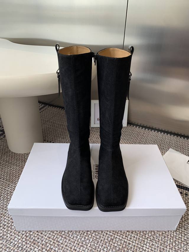牛猄面 Maison Margiela Mm6马吉拉 25冬季最新款 高筒靴 超好看 整体设计和做工用料 不仅让它的质感超级棒 而且穿着舒适度也是一流的 经典斜