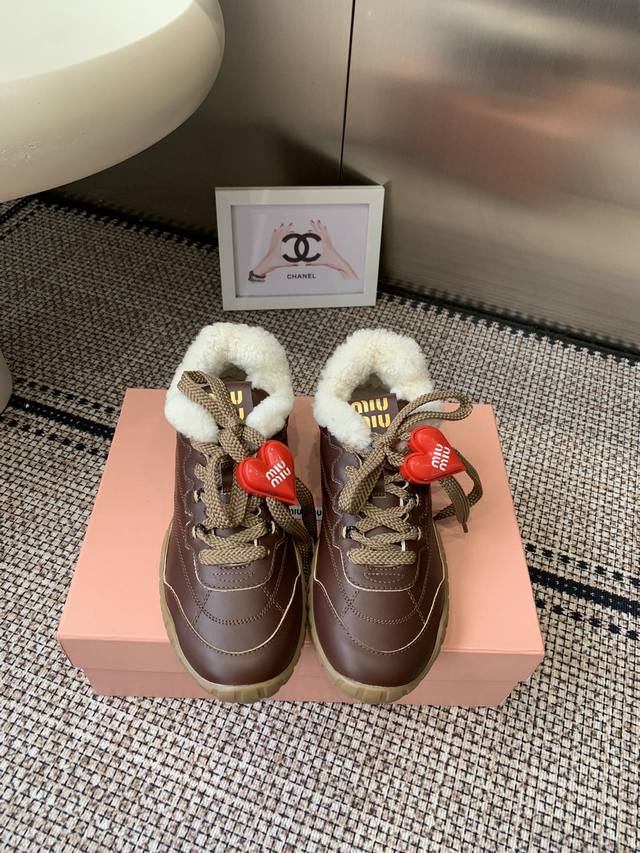 Miumiu缪缪秋冬最新款 毛毛鞋 饼干鞋 休闲鞋 配饰60 超多明星网红种草 Miu家最新爆款 前卫大胆的设计 Miu Miu风格融于此款厚底帆布运动鞋的简约