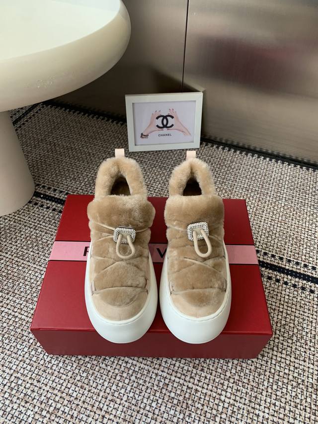 Roger Vivier Rv 25Wf新品 厚底雪地靴 意大利匠心工艺雕琢的鞋面 与澳洲进口绵羊毛内里包裹 让每一步都踏在春日般的暖意中 厚底设计暗藏巧思 堪