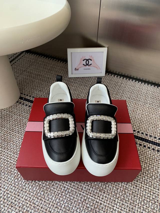 Roger Vivier 罗杰维维亚 Rv 钻扣厚底小白鞋 面包鞋 梦中情鞋Rv钻扣小白鞋 轻运动风潮来袭 简便运动鞋以鞋底花型图案令人眼前一亮 巧妙释合都市时