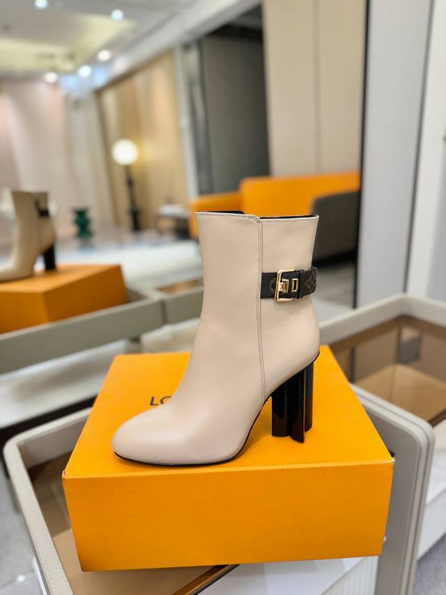 价格p： L 家 秋冬 专柜 走秀款短靴、官网系列同步更新、完美楦型+Lv新元素扣子设计、女人味十足、高贵气质、原版倒模楦型，极致1:1形体，高端品质、进口高端