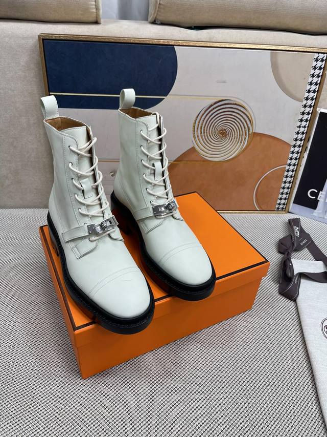 Herms 爱马仕 顶级版本 原版1：1开发 最新款乐福鞋 可以说这是H家最年轻的 H扣 专柜第一眼看见就入手，上脚无敌好看，特别秀气修饰脚型。上脚很舒服 面料