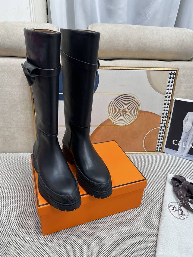 Herms 爱马仕 顶级版本 原版1：1开发 pk市场一切看图片开发的错版 秋冬长筒高靴 可以说这是H家最年轻的 专柜第一眼看见就入手，上脚无敌好看，特别秀气修