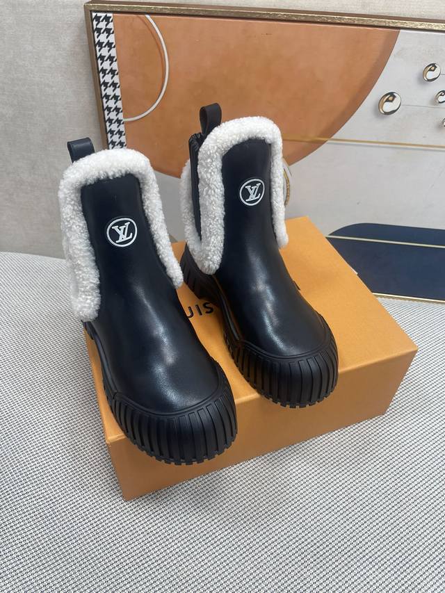 顶级版本Lv Archlight 运动靴子Summer Collection老爹鞋，具有代表性的经典款Lv字母点缀鞋舌轻巧，舒适，百搭，线条感和拉长美腿，中间的