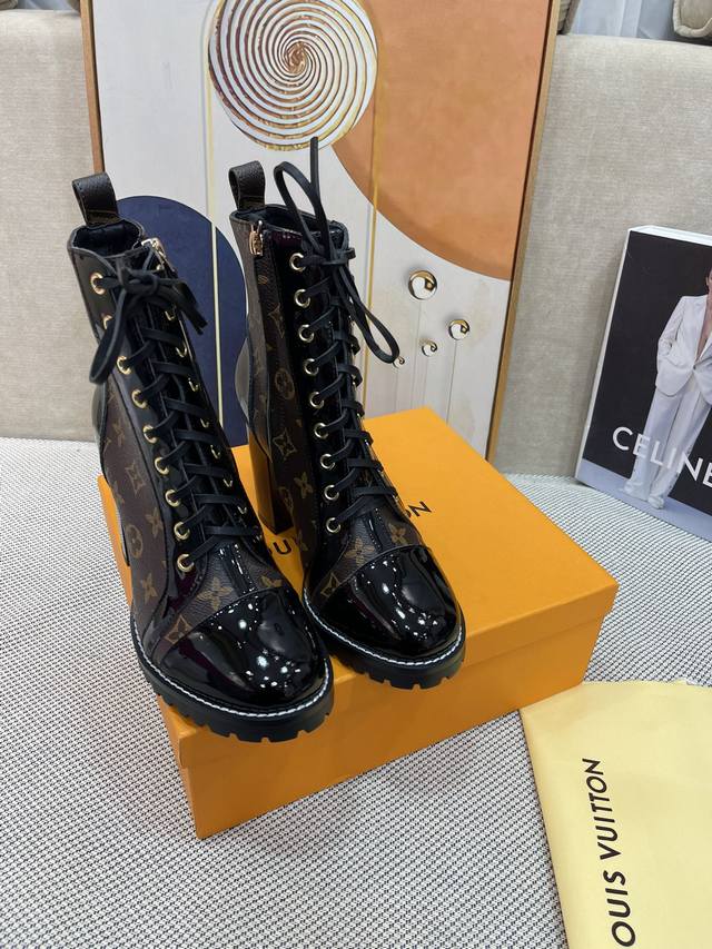 官网主推款★ T 原版开模五金扣 顶级版本 Louis Vuitt On Lv 欧美风时尚凉鞋 最新款 路易威登 传统硬箱的精巧标准品牌扣你前带简约大方。早春新