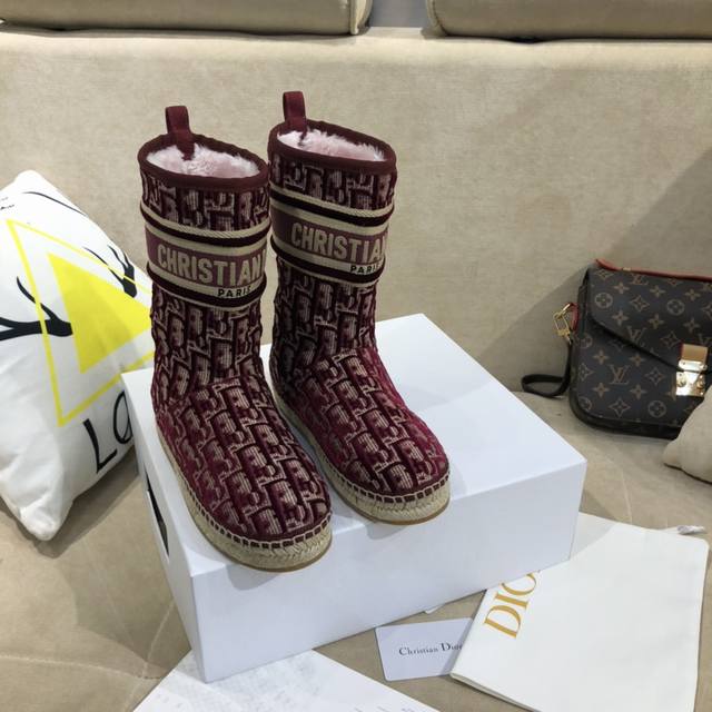 代购品质 最新款式Dior 迪奥雪地靴 这款 Dior Granville 及踝靴巧妙融合 Dior Chez Moi 系列元素。采用蓝色 Oblique 印花