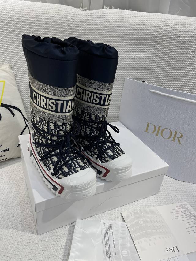 顶级版本太空鞋Dio.R. D家秋冬最新王炸款 雪地靴 胖墩墩的 好看可爱到爆炸 →_→来自 Dioralps 限定系列，别具一格。闪亮尼龙 Oblique 印