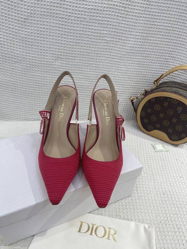 Dior Crusie “J’Adior”猫跟鞋全系列！全新升级产品，鞋面刺绣工艺，打造经典“遇见你的第一眼，这份优雅就属于你了”#巴黎时装周第一场分量十足的大