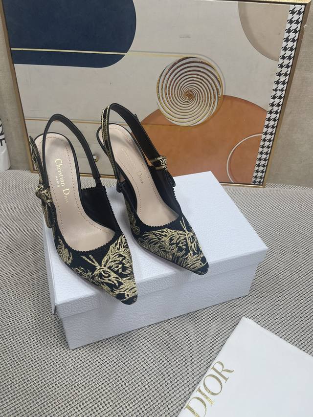 Dior Crusie “J’Adior”猫跟鞋全系列！全新升级产品，鞋面刺绣工艺，打造经典“遇见你的第一眼，这份优雅就属于你了”#巴黎时装周第一场分量十足的大