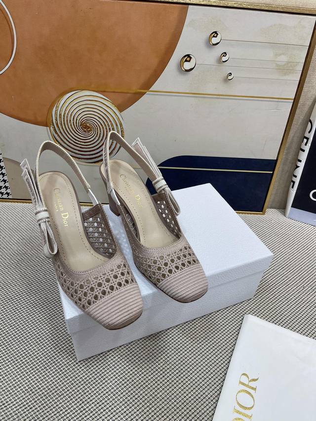 顶级版本 Dior Crusie “J’Adior”猫跟鞋全系列！全新升级产品，鞋面刺绣工艺，打造经典“遇见你的第一眼，这份优雅就属于你了”#巴黎时装周第一场分