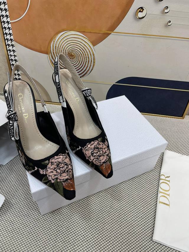 顶级版本 Dior Crusie “J’Adior”猫跟鞋全系列！全新升级产品，鞋面刺绣工艺，打造经典“遇见你的第一眼，这份优雅就属于你了”#巴黎时装周第一场分