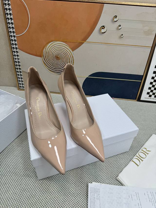 Dior Crusie “J’Adior”猫跟鞋全系列！全新升级产品，鞋面刺绣工艺，打造经典“遇见你的第一眼，这份优雅就属于你了”#巴黎时装周第一场分量十足的大