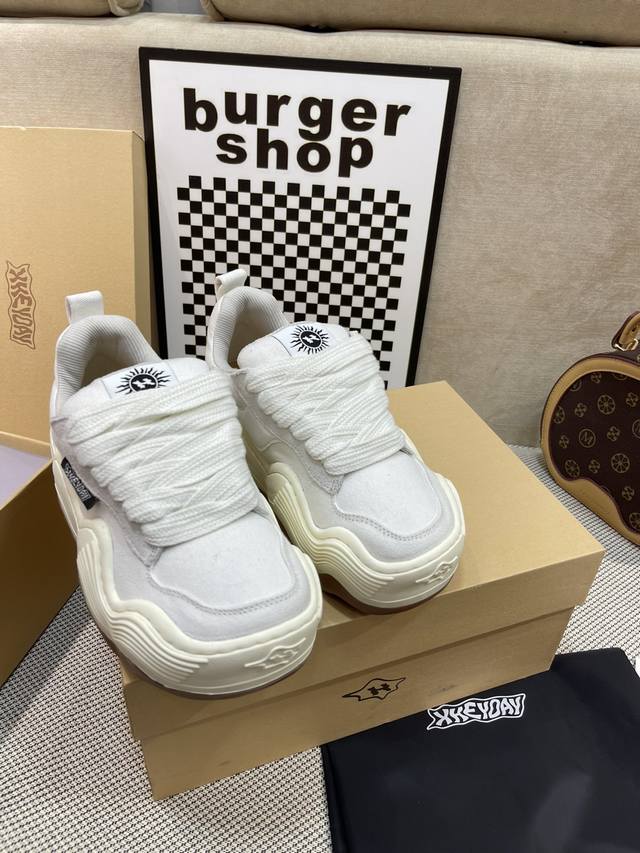 顶级版本Xheyday最新爆款 帆布情侣款波浪鞋面包鞋 运动鞋 原版购入开发 做货 Heyday解锁潮流新花样，超多明星种草上脚好多，穿上秒变大长腿，走路轻盈超