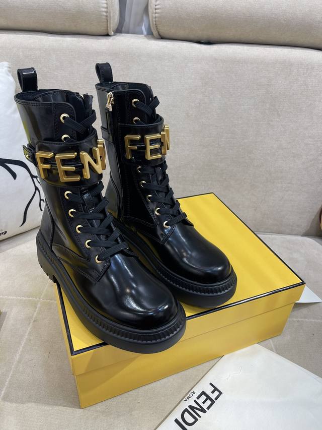 顶级版本Fendi 芬迪秋冬最新马丁靴 原版高端定制 Fendigraphy马丁靴以抛光亮面牛油皮制作，风格经久不衰，系带系统稳固安全，可轻松搭配秋冬着装，这款