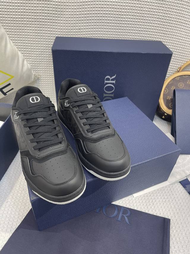 代购品质升级版 Dior迪奥B27 专柜正品1-1迪奥早秋英伦风！ 专柜推荐一个顶级好东西做工 细节都堪称完美！面料采用顶级内里透丝面料柔软舒适质量真的是太完美