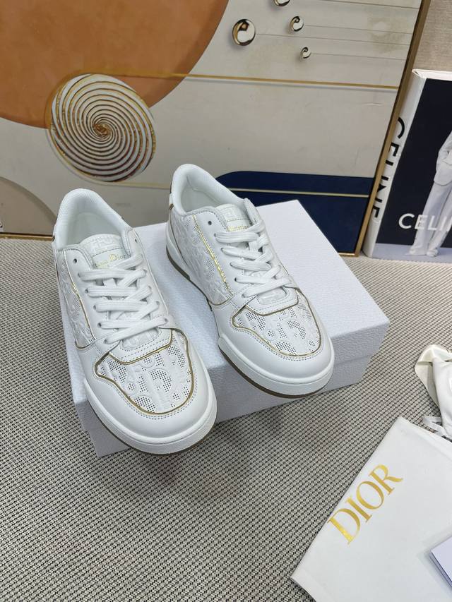 顶级版本 新款系列 原版购入开发 做货 本季新款 Dior One 运动鞋时尚现代，彰显 品牌的精湛工艺。采用白色牛皮革精心制作，搭配 Oblique 印花效果