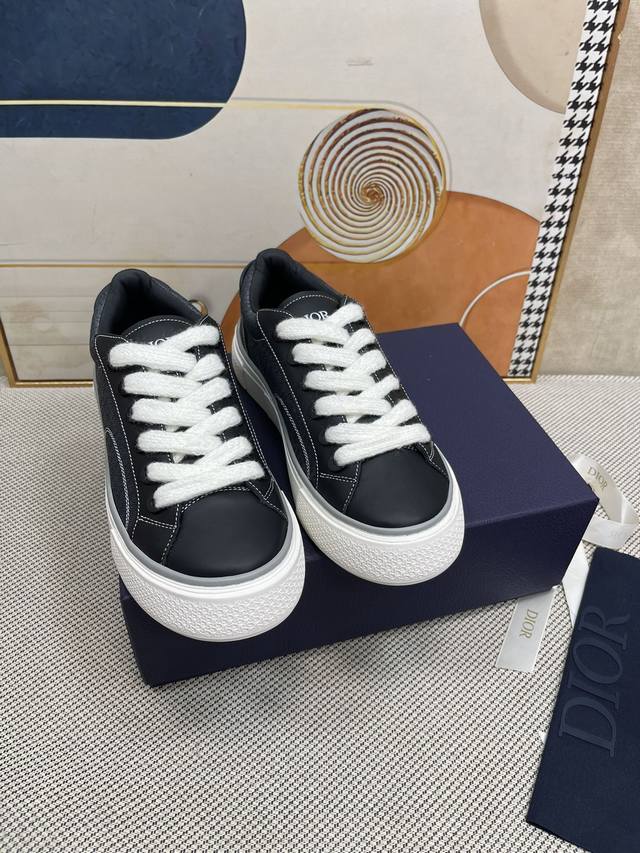 顶级版本 Dio 迪奥B33系列 情侣款休闲时尚 原版购入开发做货 采用迪奥灰牛皮革精心制作，侧面饰以同色调 爆款 Diamond 图案帆布镶片。 爆款 Ico