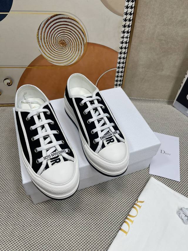 Dior 迪奥 顶级版本 Fw春夏单品 此款购入三对原版鞋开发， 可以自己对比细节 做到市场顶品与原版一致 缝珠电绣Dior-迪奥 国外专柜爆款 在专柜买也要排