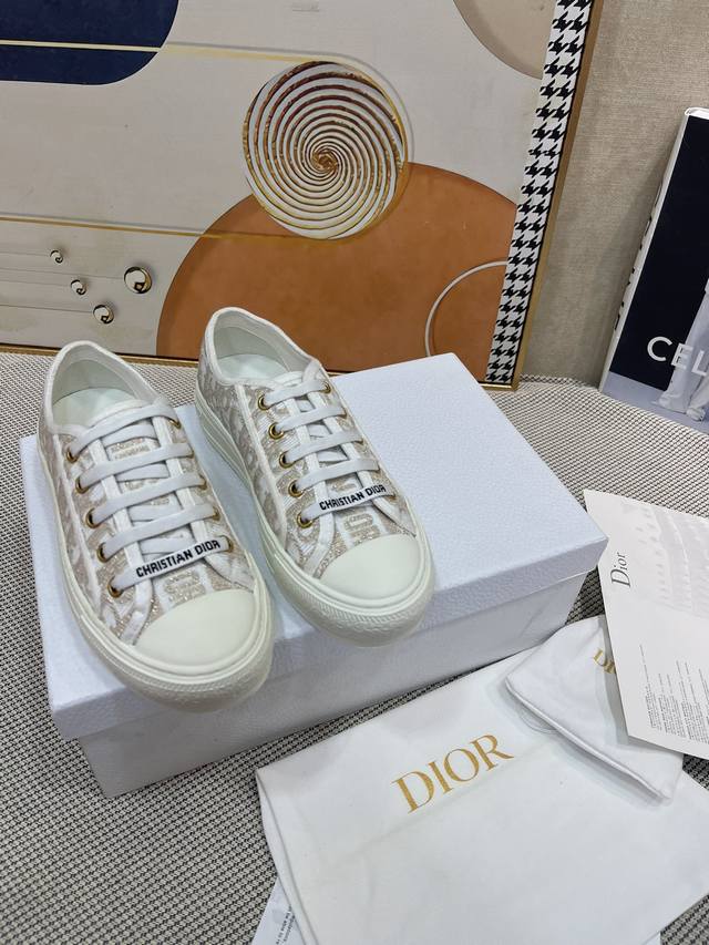 Dior迪奥 顶级版本 Fw春夏单品 此款购入三对原版鞋开发， 可以自己对比细节 做到市场顶品与原版一致 缝珠电绣Dior-迪奥 国外专柜爆款 在专柜买也要排单