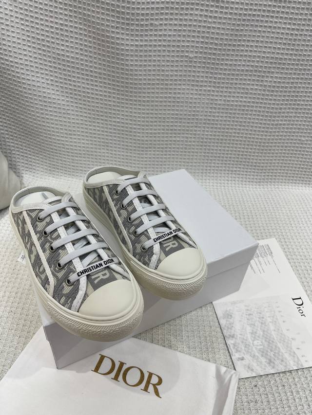 Dior迪奥 升级版 Fw春夏单品 此款购入三对原版鞋开发， 可以自己对比细节 做到市场顶品与原版一致 缝珠电绣Dior-迪奥 国外专柜爆款 在专柜买也要排单，