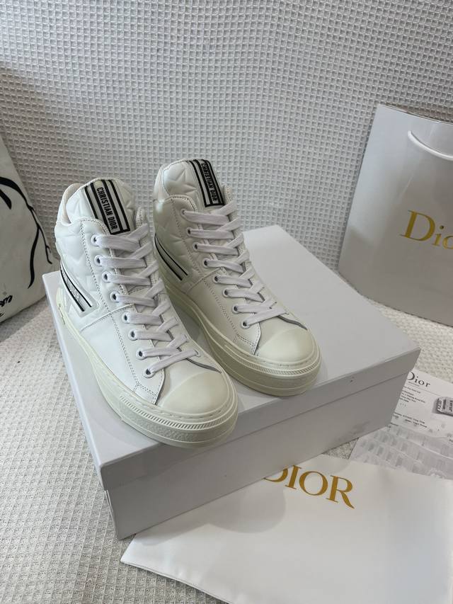 Dior迪奥专柜新款运动 Dior迪奥。正品购入开发、完美一比一复刻！鞋面进口胎牛皮胶片Logo，美观时尚，流行新风尚。原版开模大底、上脚非常舒适、全套正品包装