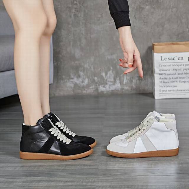 Mm6复古德训鞋 这双Replica是牛皮拼接的德训鞋 鞋型整体特别简约复古 是一双适合和质量并存的休闲鞋 上脚巨舒服 鞋面：进口牛皮翻毛皮拼接，头层羊皮里！