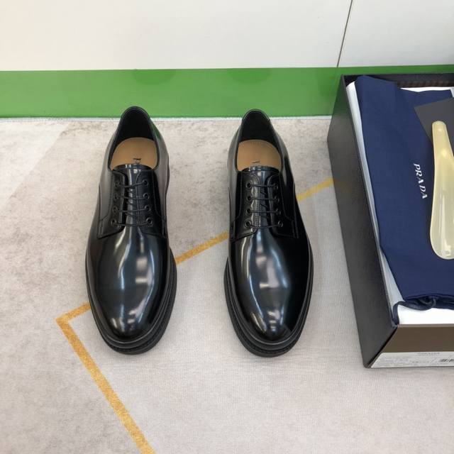 pra＊ 顶尖工艺，走秀款 码39一44 5－10 ： 走秀皮鞋！纯正高品质可1：1比较！面料：原版小牛皮！内里：小牛皮！固特异手工款！原材质Tpu防滑大底