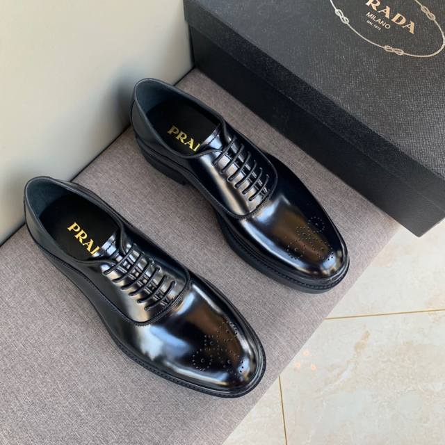 爆款推荐prada 普拉达顶级代购品质 鞋面进口擦色开边珠 鞋头雕花设计 牛皮内里 私模Tpu大底 防滑耐磨有弹性 时尚百搭 黑色 39-44现货 38，45定