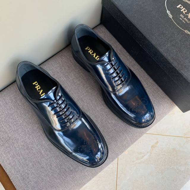 爆款推荐prada 普拉达顶级代购品质 鞋面进口擦色开边珠 鞋头雕花设计 牛皮内里 私模Tpu大底 防滑耐磨有弹性 时尚百搭 蓝色39-44现货 38，45定做