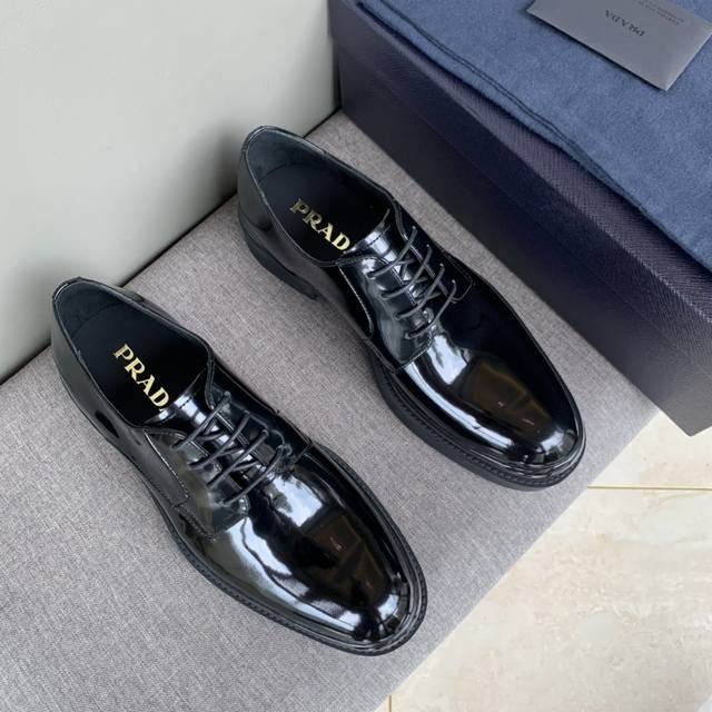 爆款推荐prada 普拉达顶级代购品质 鞋面进口擦色开边珠 鞋头雕花设计 牛皮内里 私模Tpu大底 防滑耐磨有弹性 时尚百搭 黑色 灰色 蓝色 酒红色 39-4