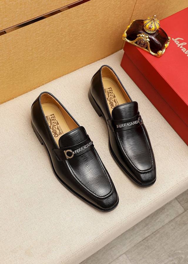 商品商标：Ferragamo 菲拉格慕 休闲皮鞋 正码码数: 38-44 45.46订制 商品材料：精选 进口头层开边珠牛皮圧花鞋面+奢华五金扣，进口水染牛皮内