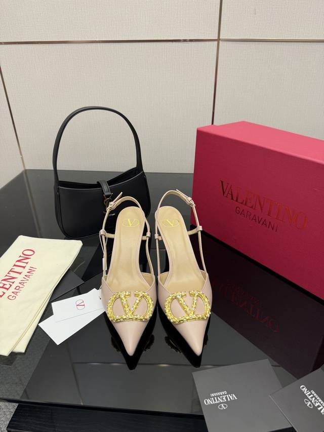 Valen~Tino 最新上市的一款，好看又百搭，后跟带加小蝴蝶结设计淑女又不失干练气质上脚超级舒服美到窒息 鞋面：Yuan版开模 内里：垫脚羊皮 大底：意大利