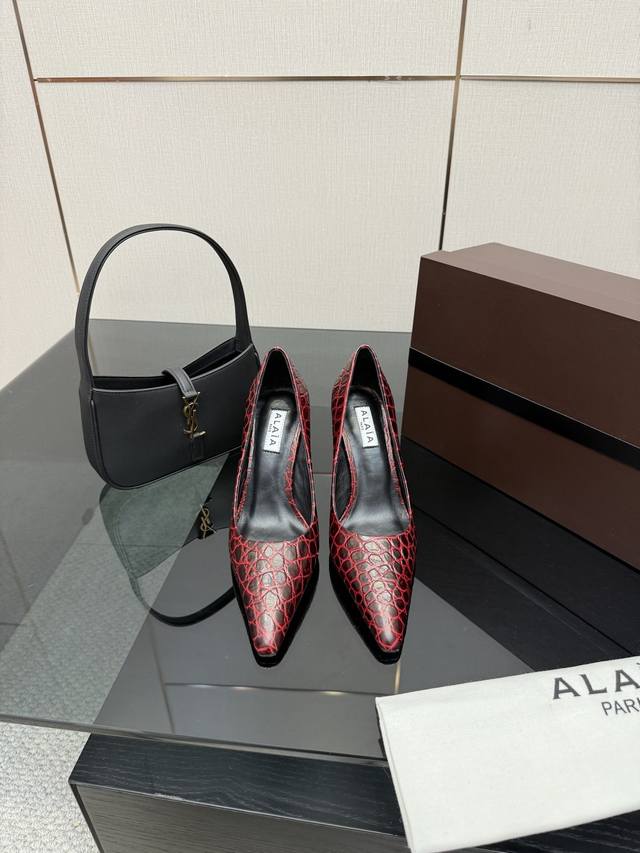 顶级品质 Alaia 美到失语！ 这双高跟鞋也太有气场了 鞋面由小牛皮制成，搭配压印鳄鱼纹，更显质感；粗跟跟高90毫米，走路舒适又显高，尖头超有气场！鞋底 意大